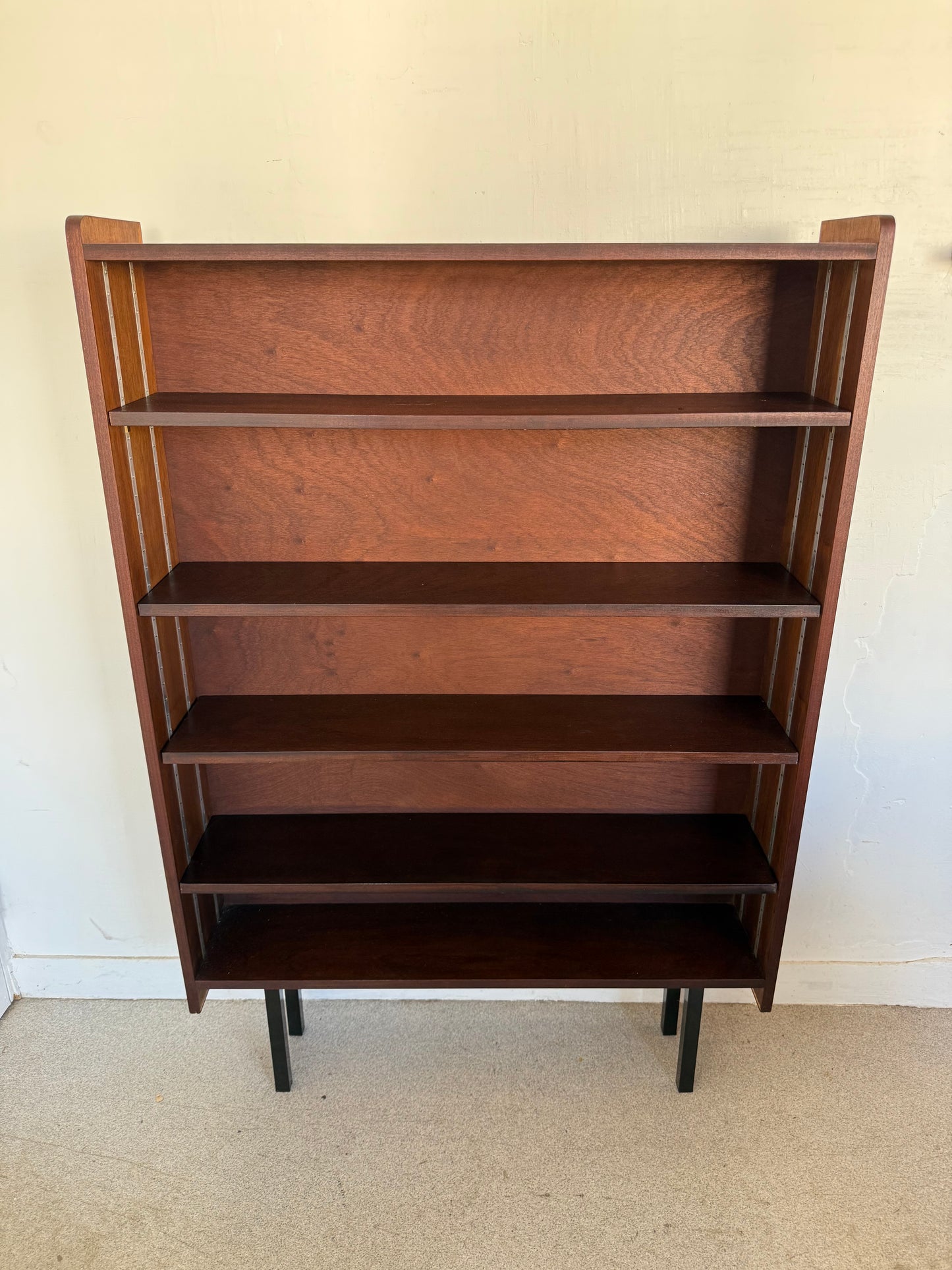 Bibliothèque étagère vintage placage et pied métal