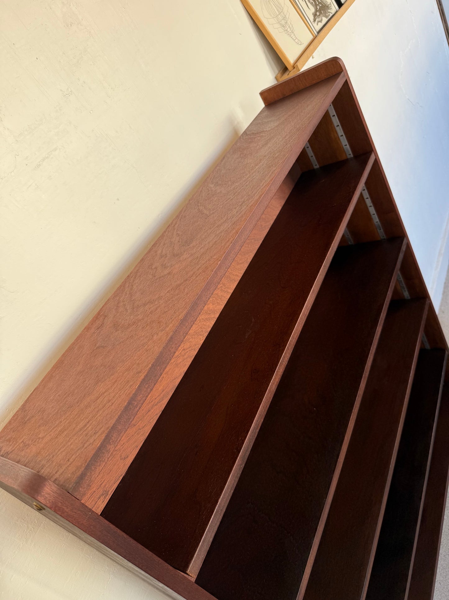 Bibliothèque étagère vintage placage et pied métal