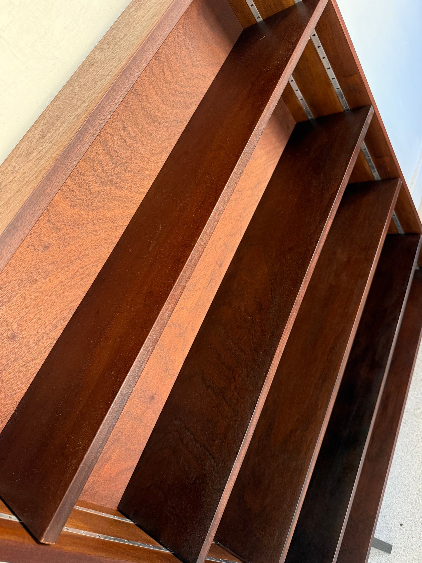 Bibliothèque étagère vintage placage et pied métal