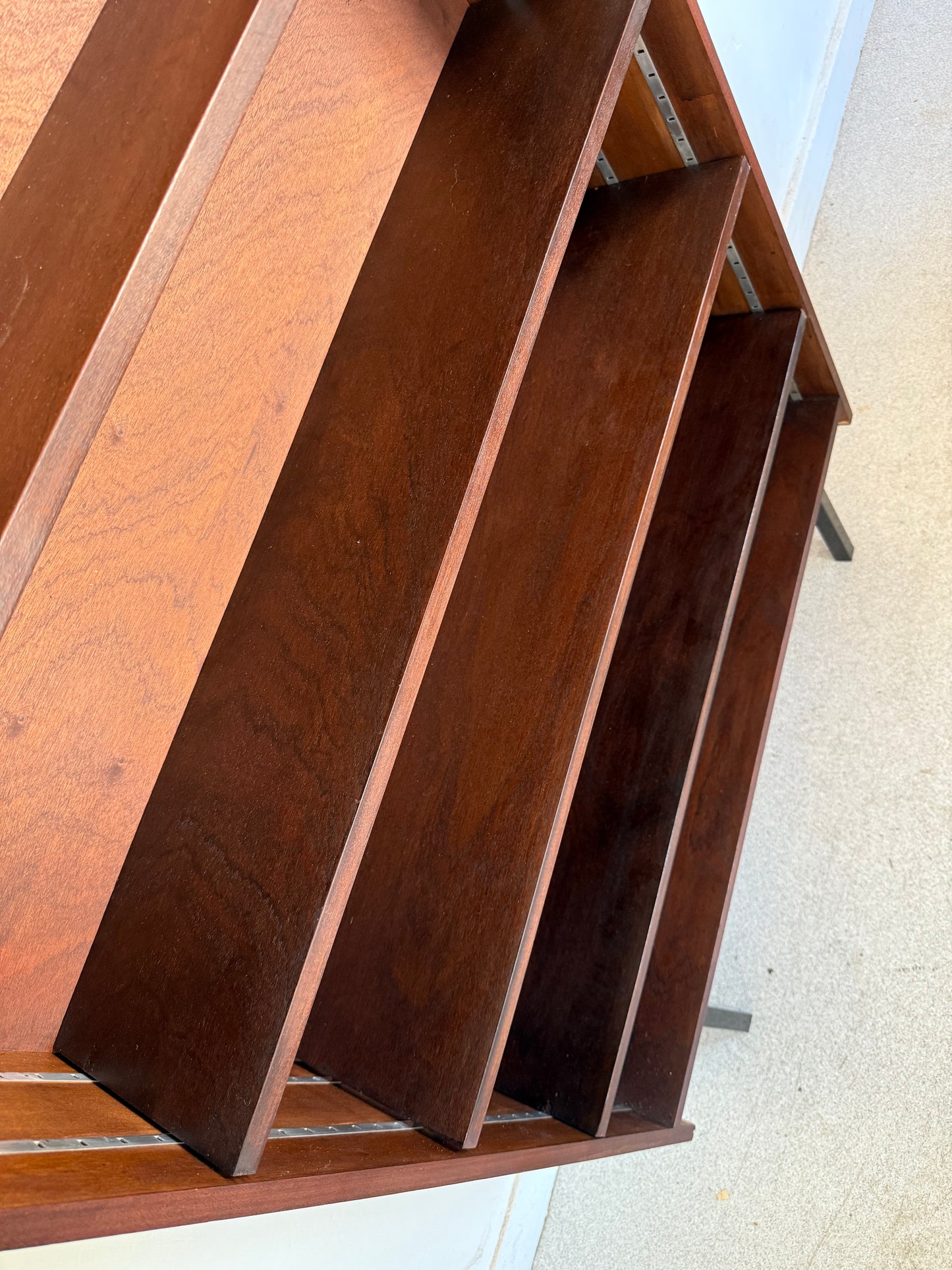 Bibliothèque étagère vintage placage et pied métal