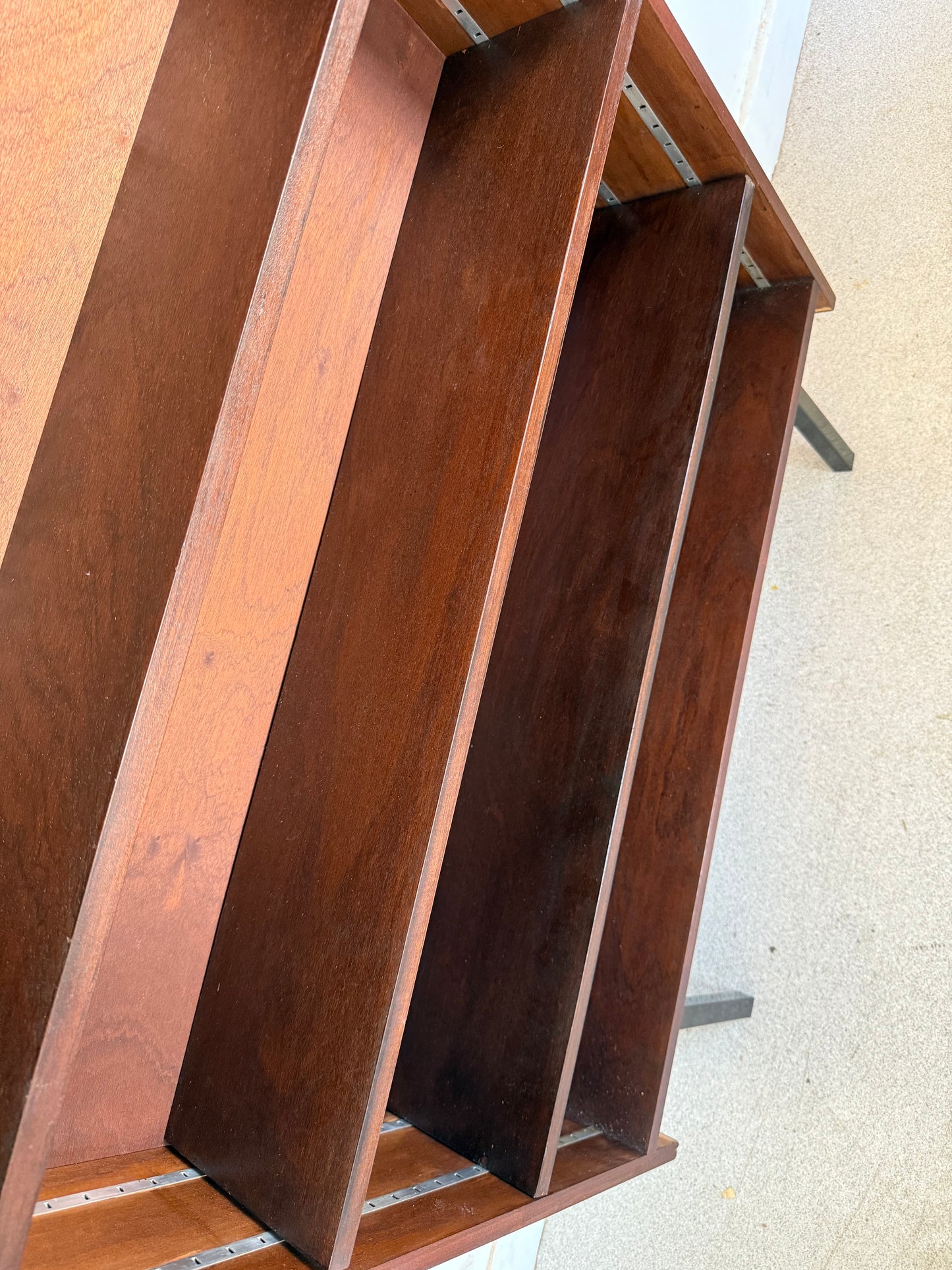 Bibliothèque étagère vintage placage et pied métal