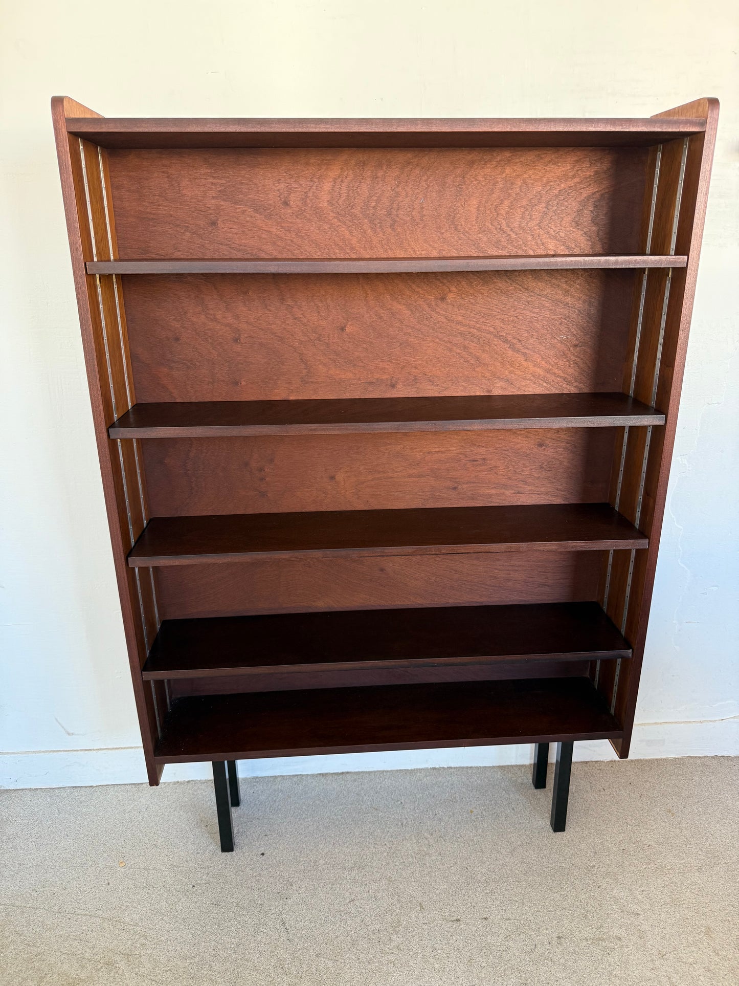 Bibliothèque étagère vintage placage et pied métal