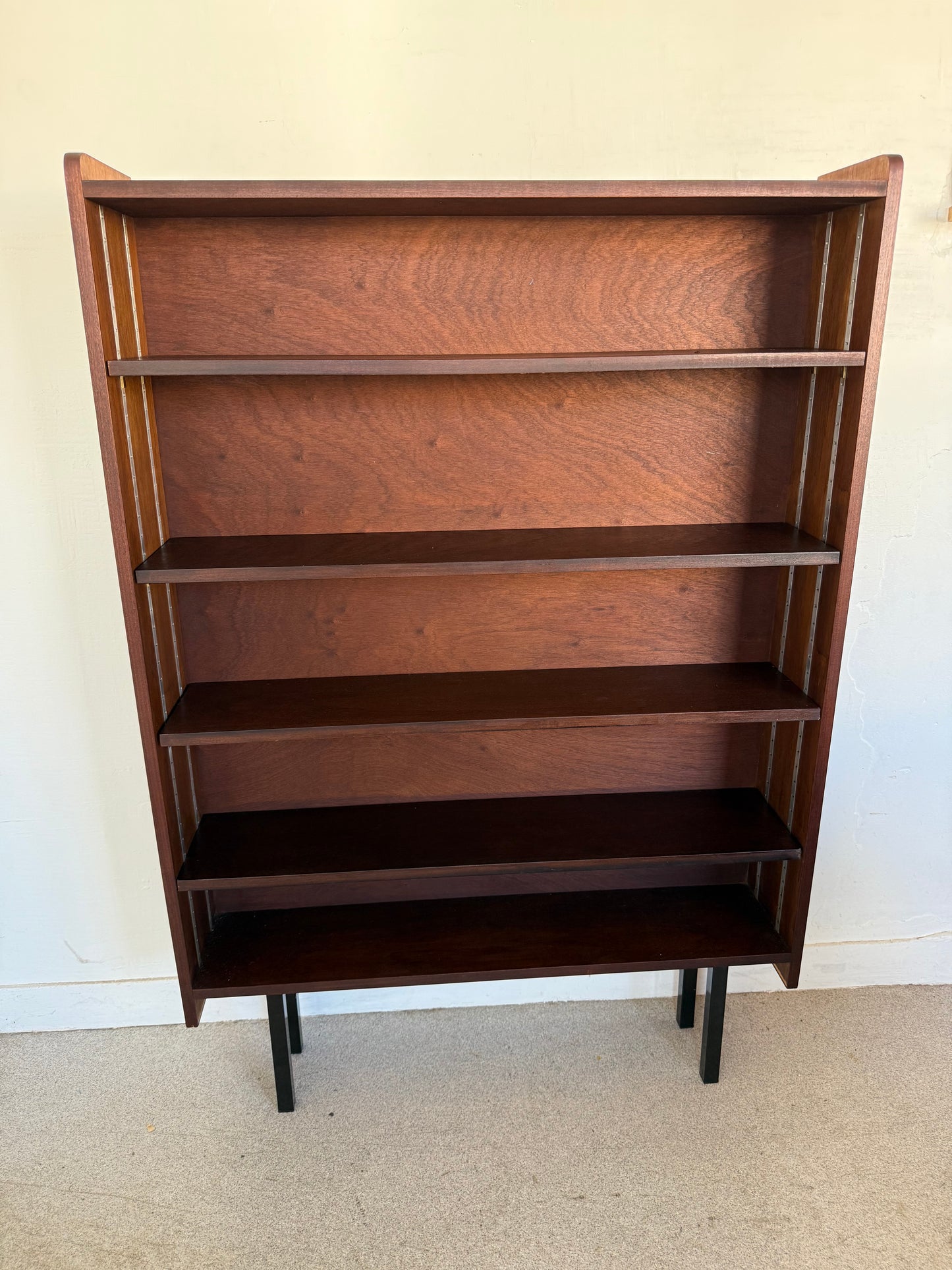 Bibliothèque étagère vintage placage et pied métal