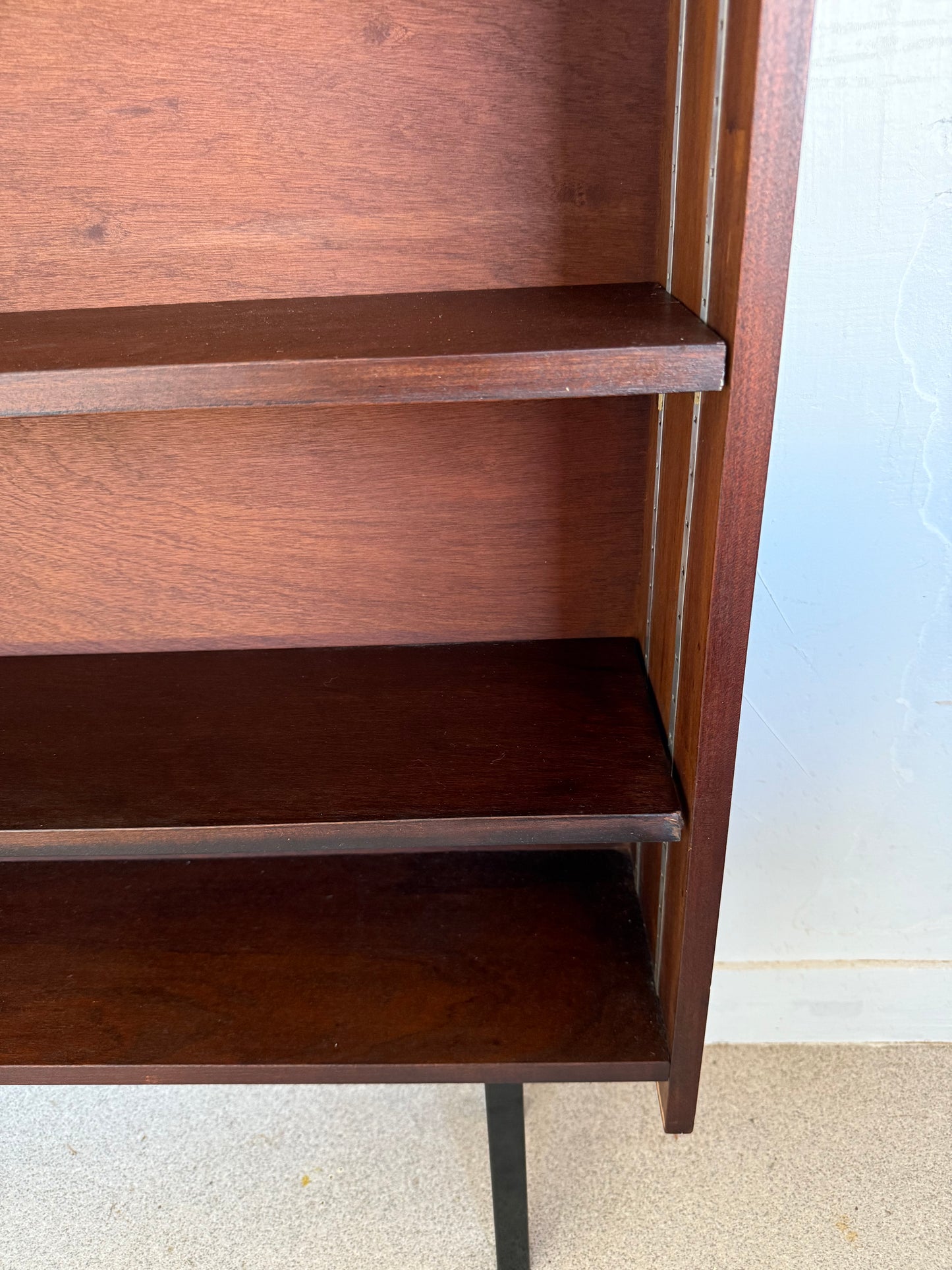 Bibliothèque étagère vintage placage et pied métal