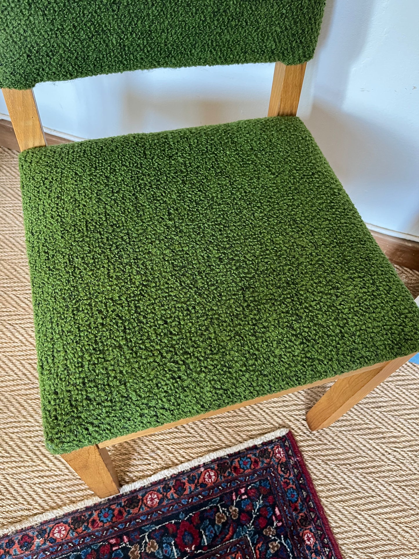 Fauteuil chaise en laine bouclette verte et bois