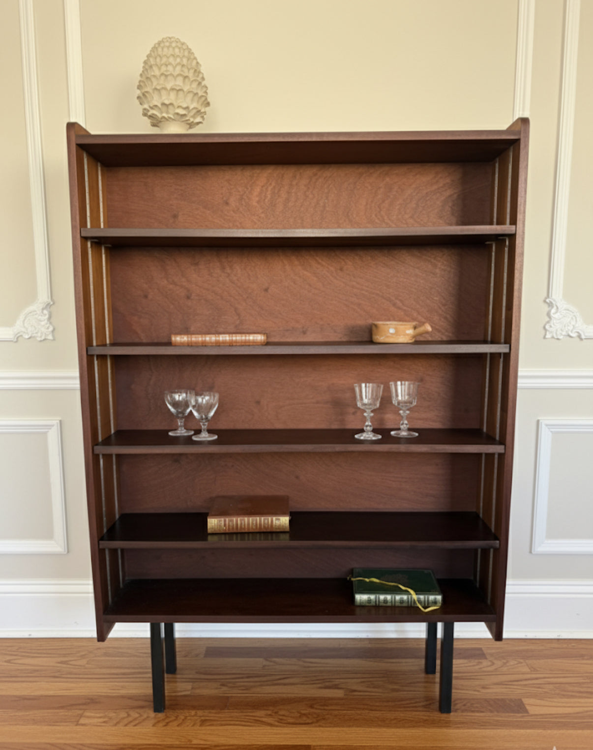 Bibliothèque étagère vintage placage et pied métal