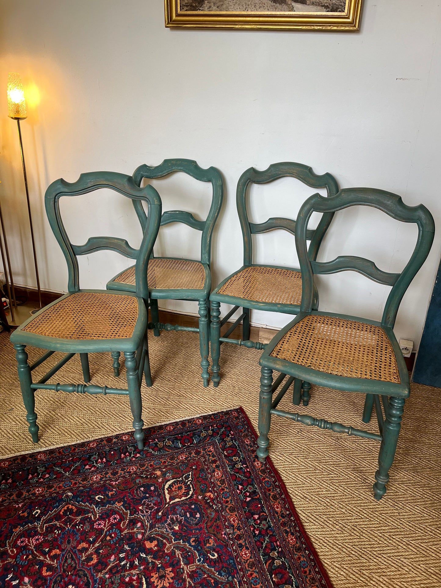 Chaises anciennes en bois patiné vert et cannage