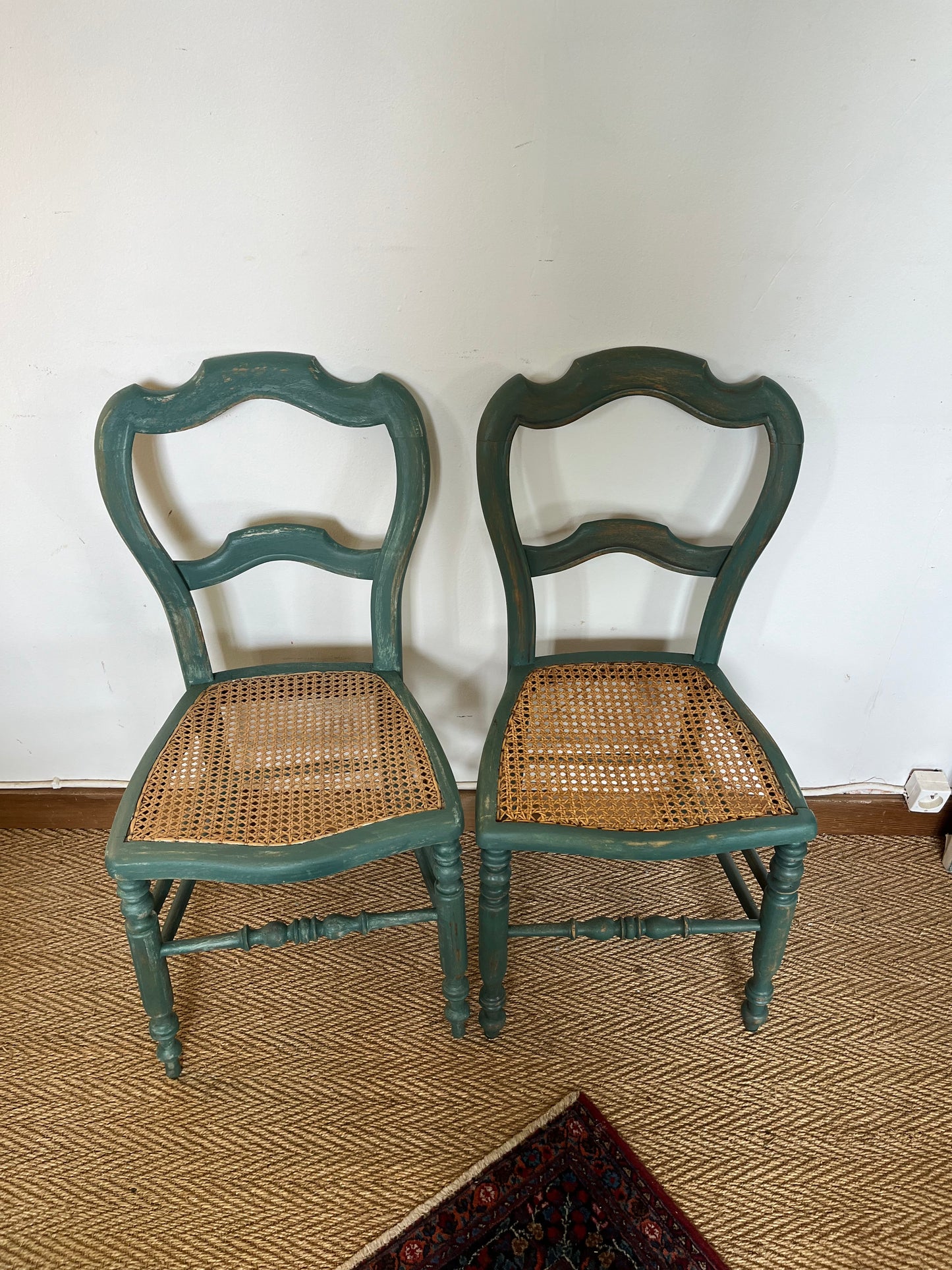 Chaises anciennes en bois patiné vert et cannage