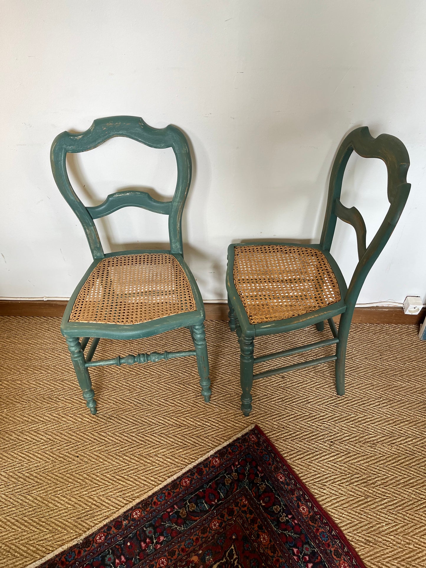 Chaises anciennes en bois patiné vert et cannage