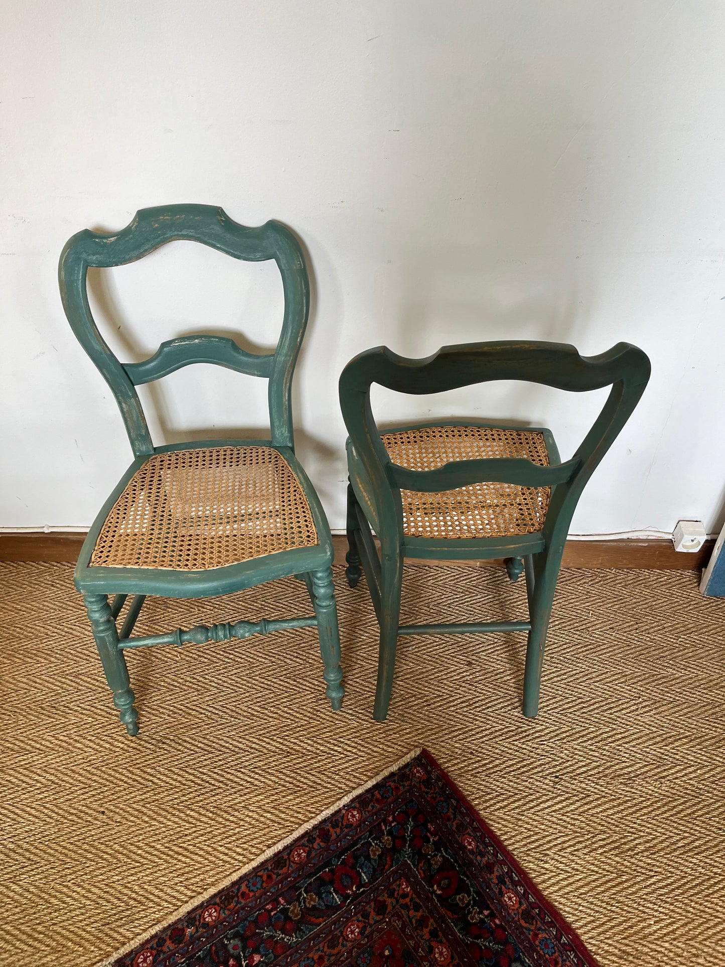 Chaises anciennes en bois patiné vert et cannage