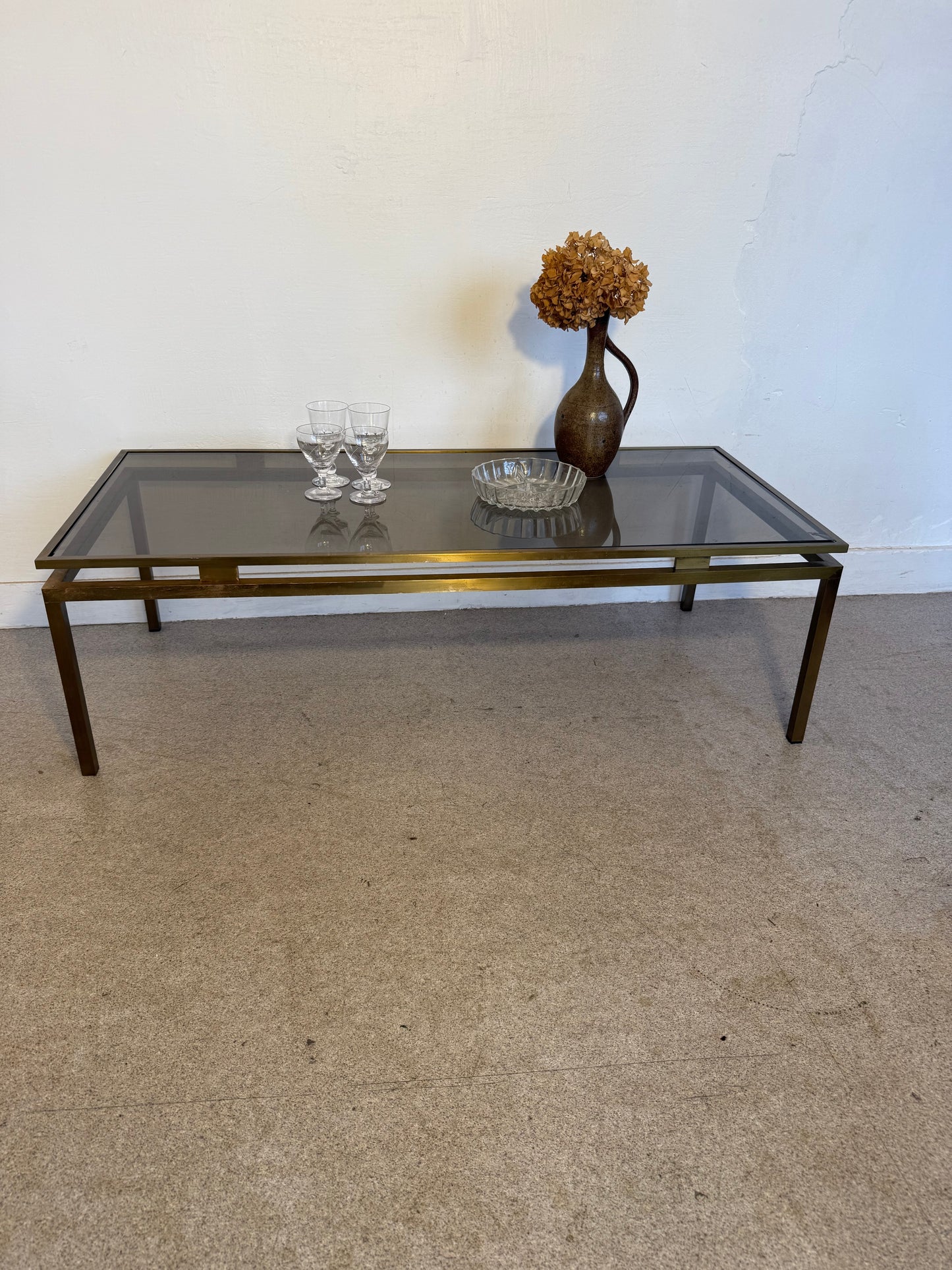 Table basse vintage laiton doré et verre fumé