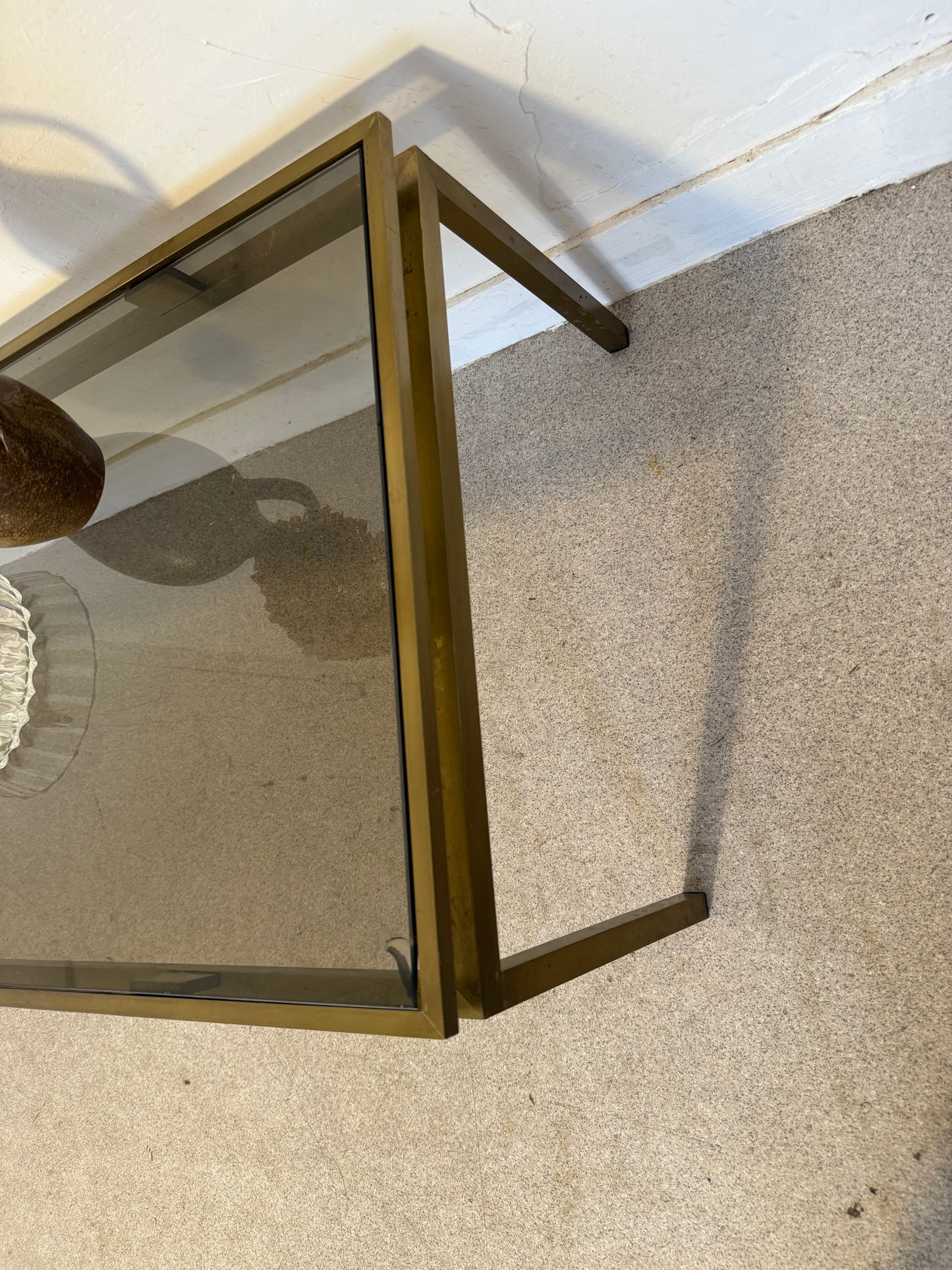 Table basse vintage laiton doré et verre fumé