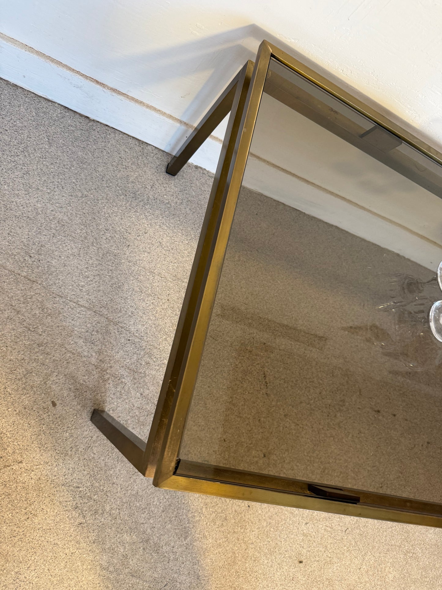 Table basse vintage laiton doré et verre fumé