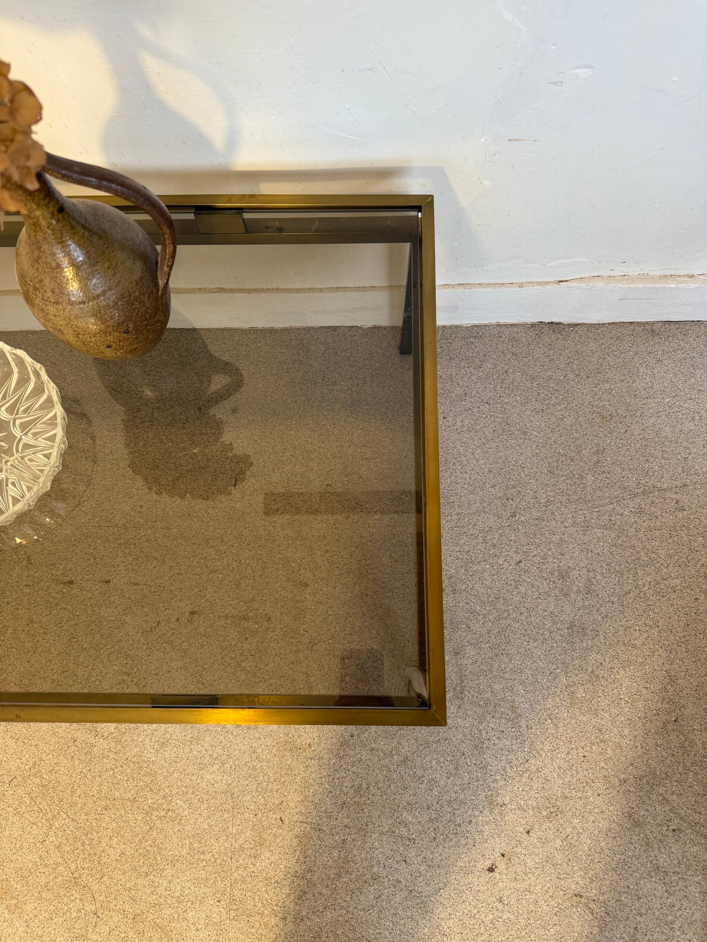 Table basse vintage laiton doré et verre fumé