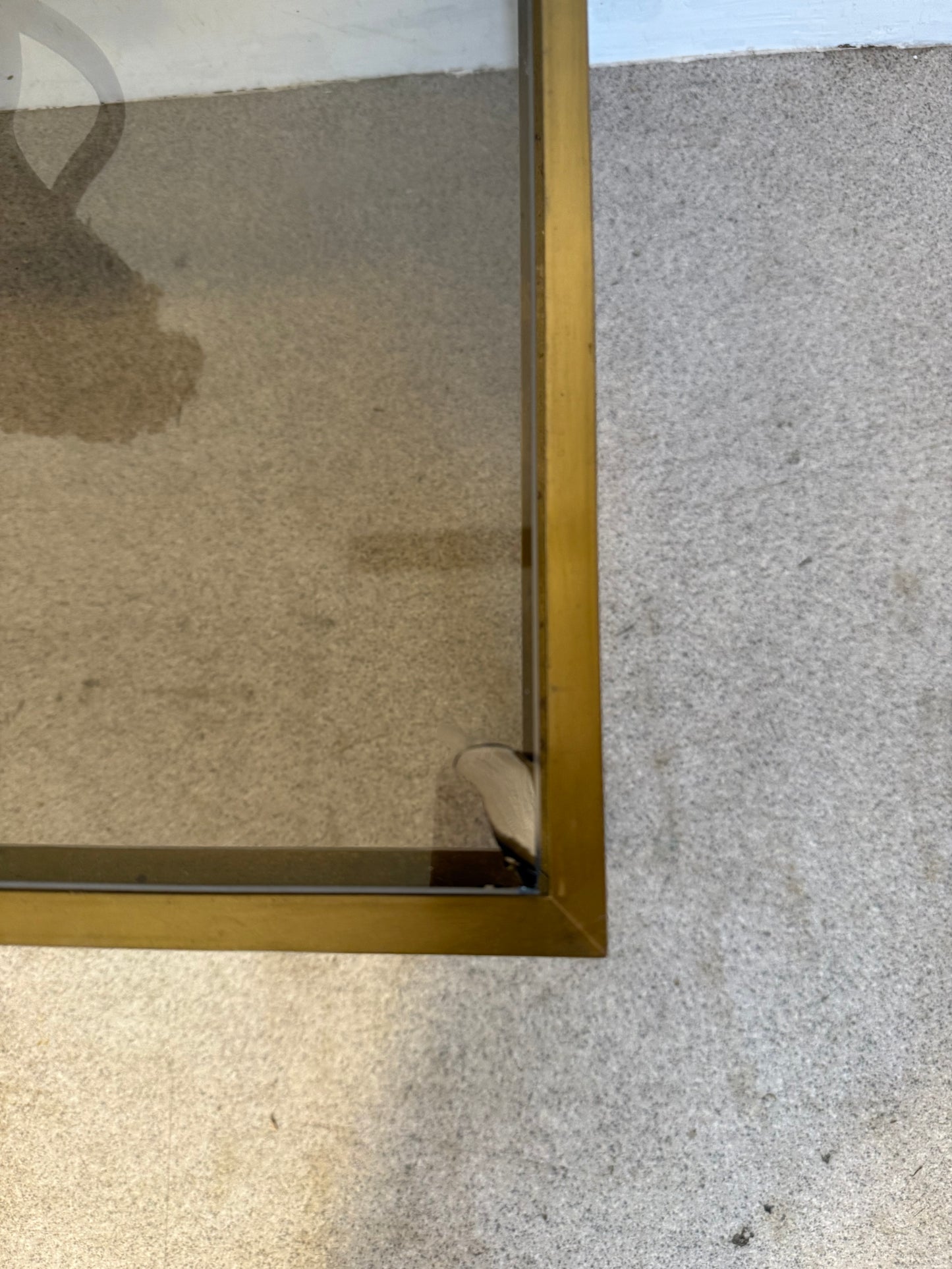 Table basse vintage laiton doré et verre fumé