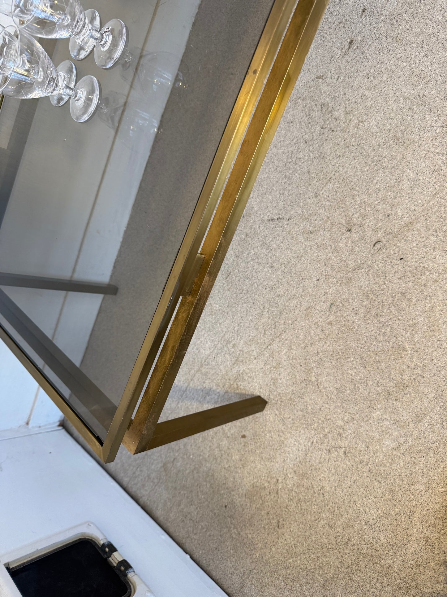 Table basse vintage laiton doré et verre fumé