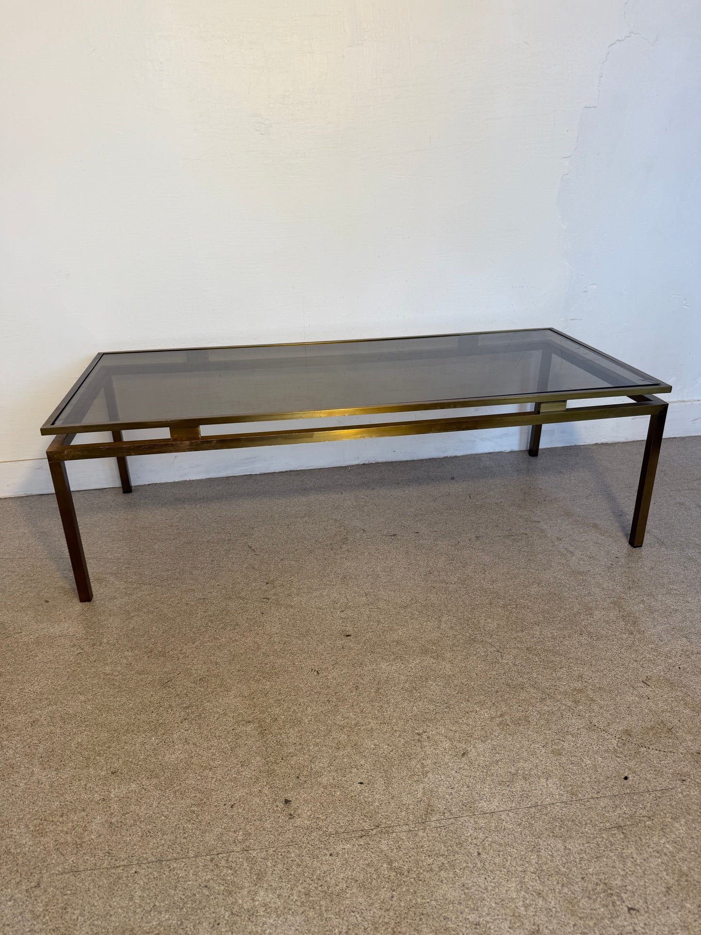 Table basse vintage laiton doré et verre fumé