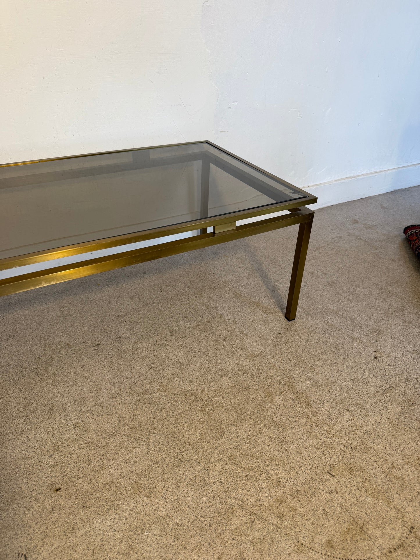 Table basse vintage laiton doré et verre fumé