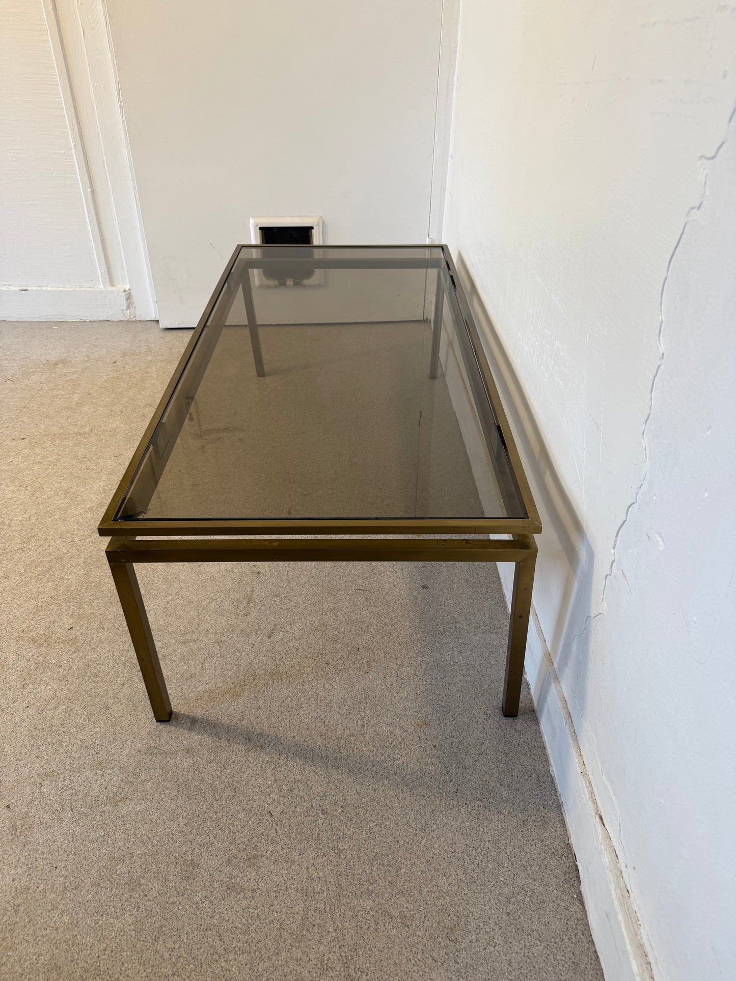 Table basse vintage laiton doré et verre fumé