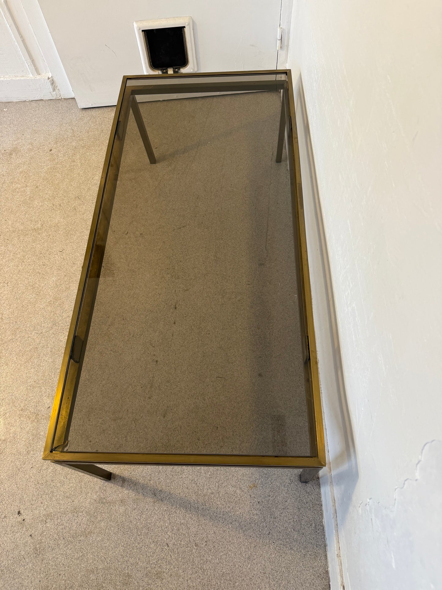 Table basse vintage laiton doré et verre fumé