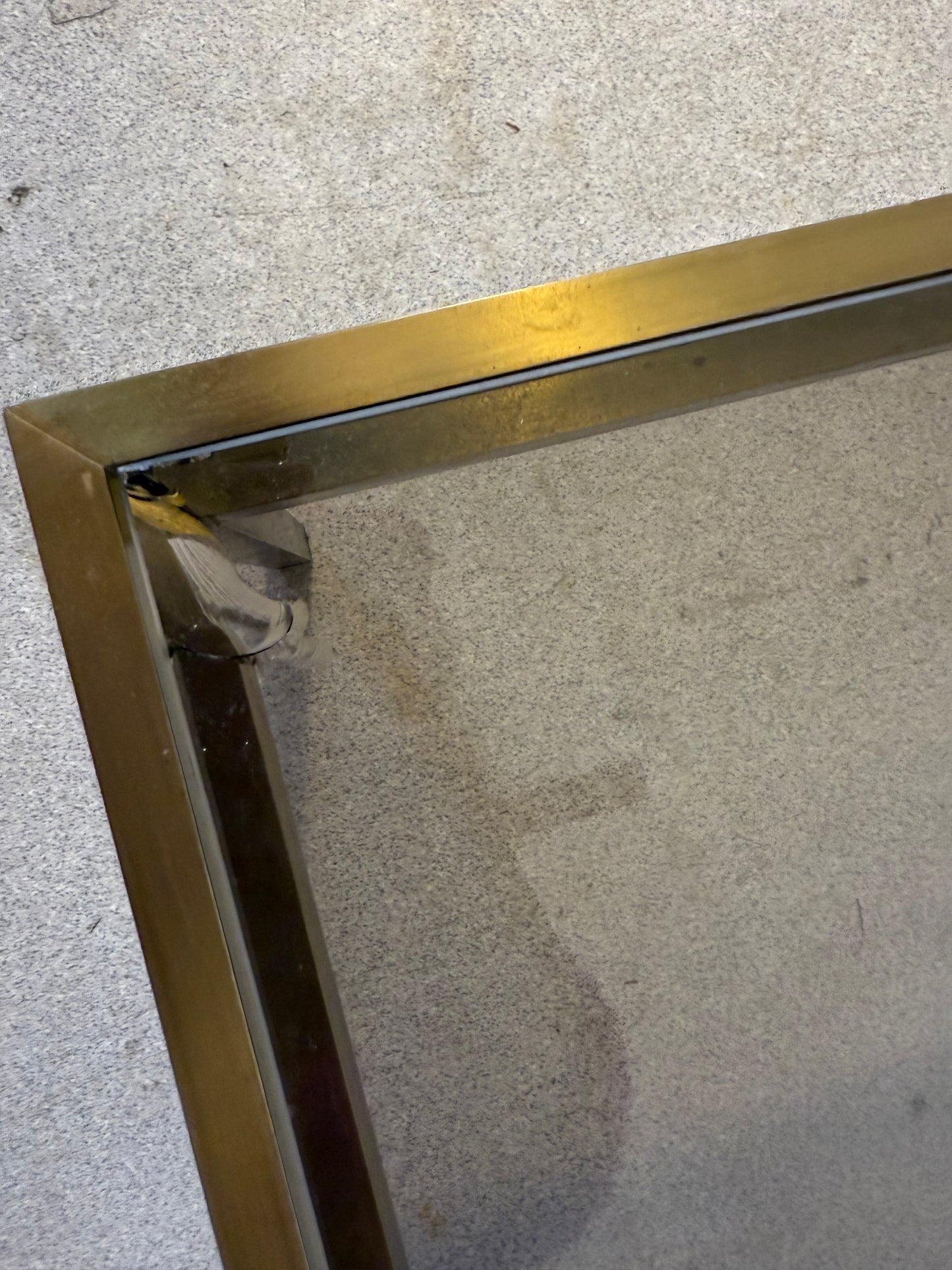 Table basse vintage laiton doré et verre fumé