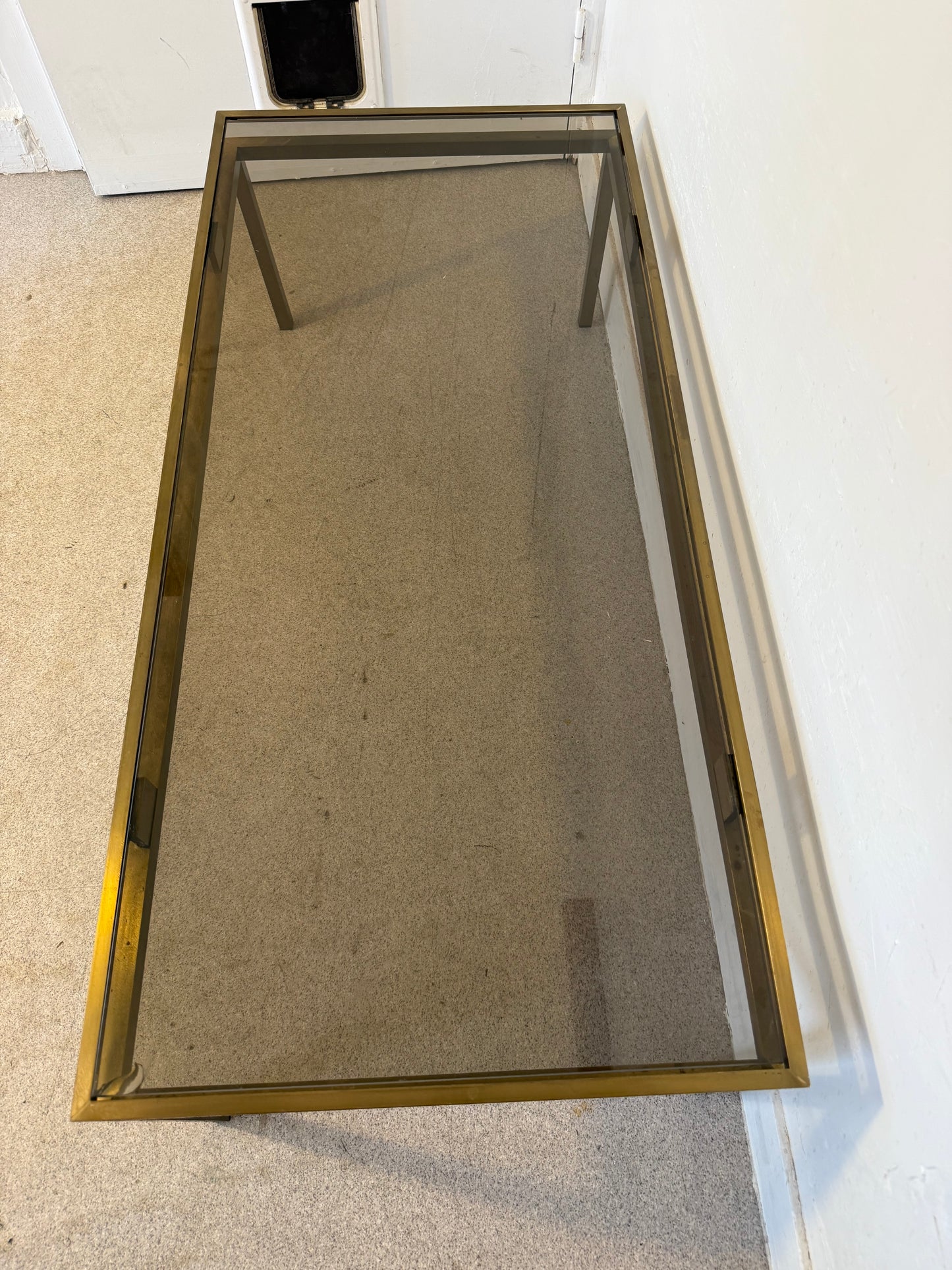 Table basse vintage laiton doré et verre fumé