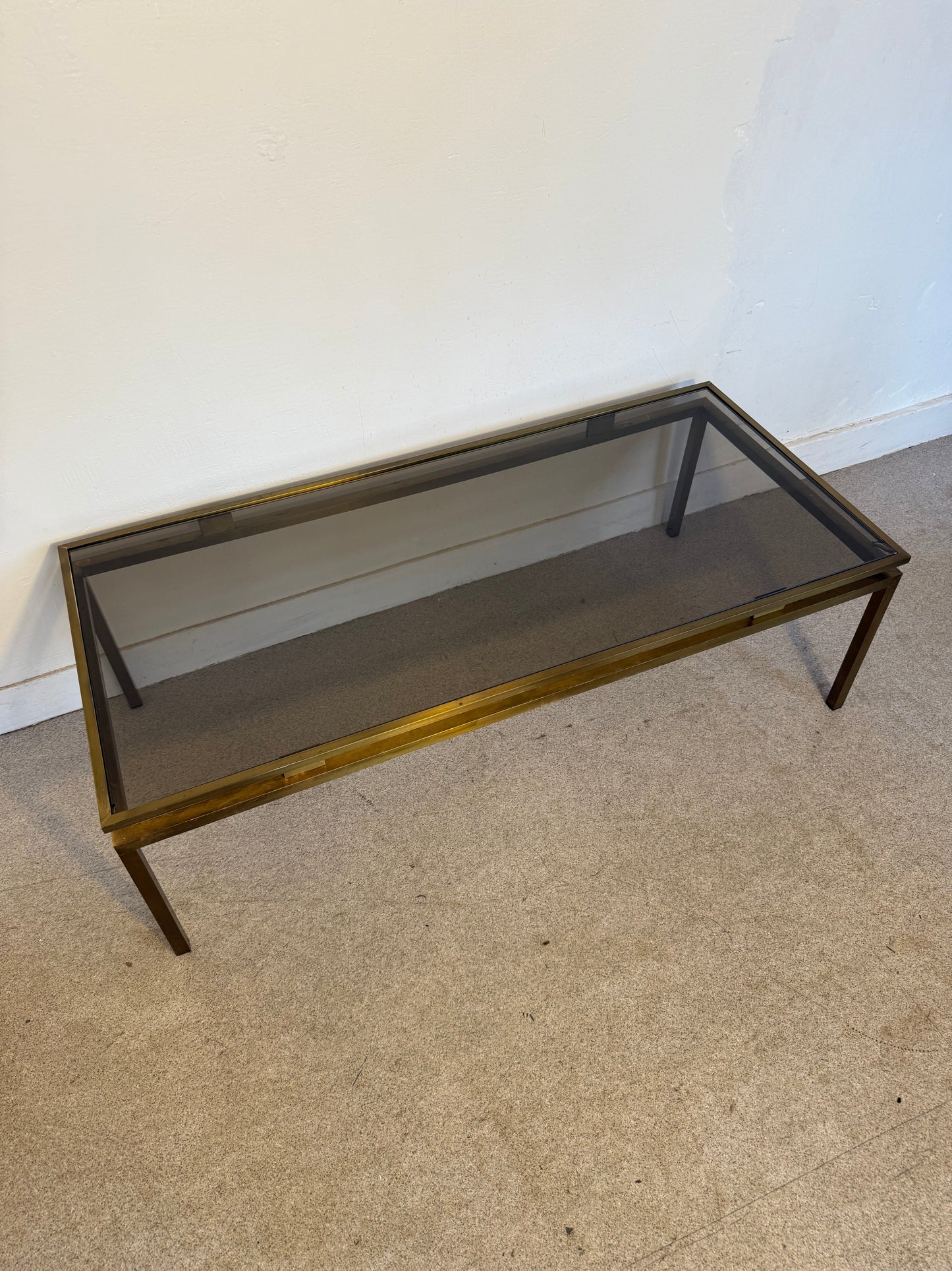 Table basse vintage laiton doré et verre fumé