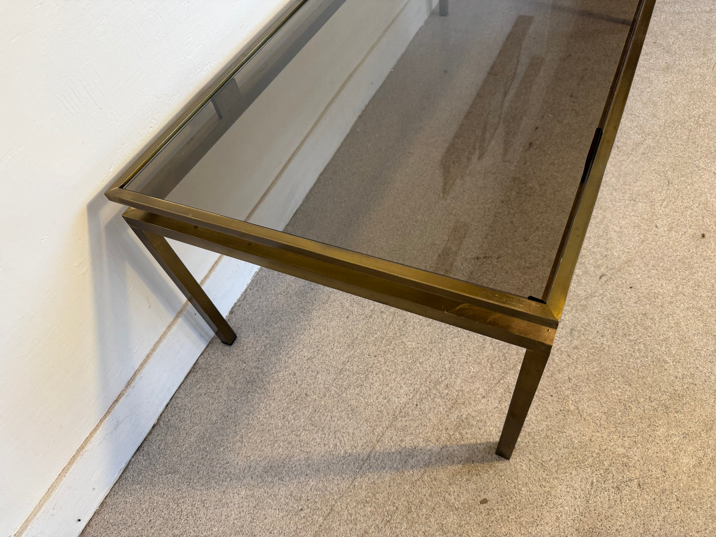 Table basse vintage laiton doré et verre fumé