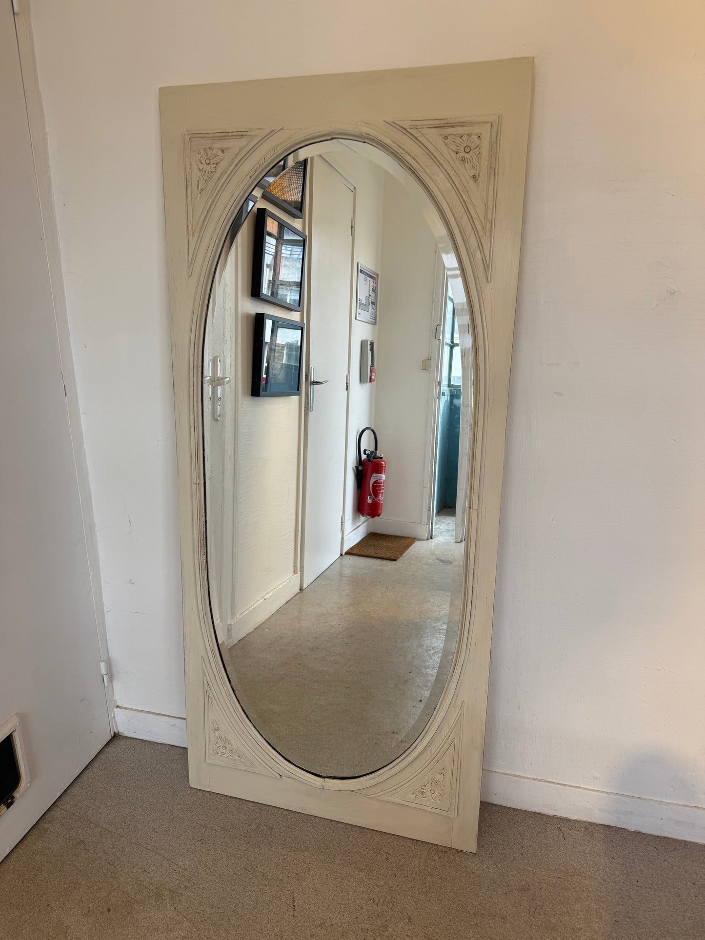 Grand miroir blanc patiné art déco avec sa glace ovale biseautée