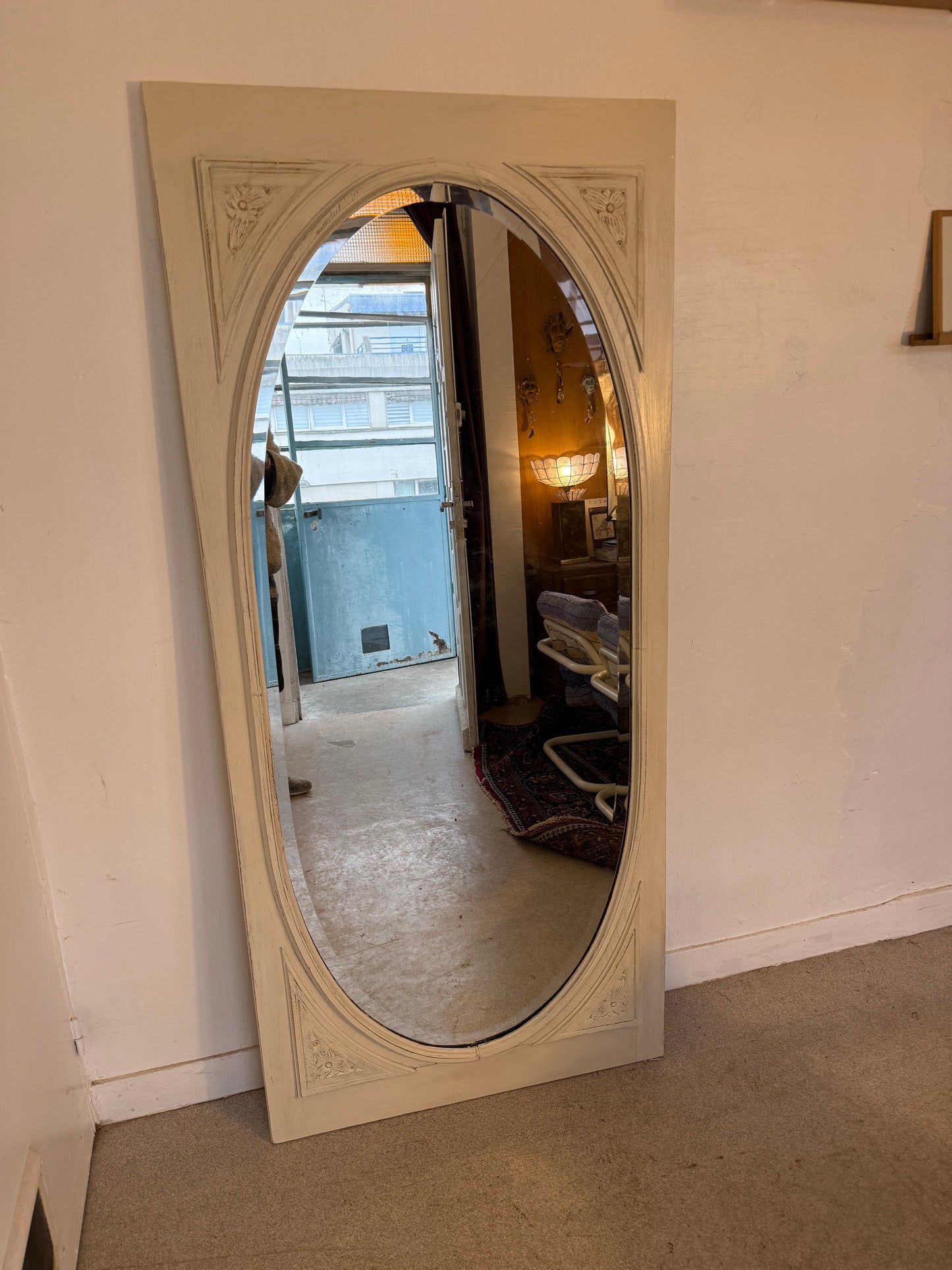 Grand miroir blanc patiné art déco avec sa glace ovale biseautée