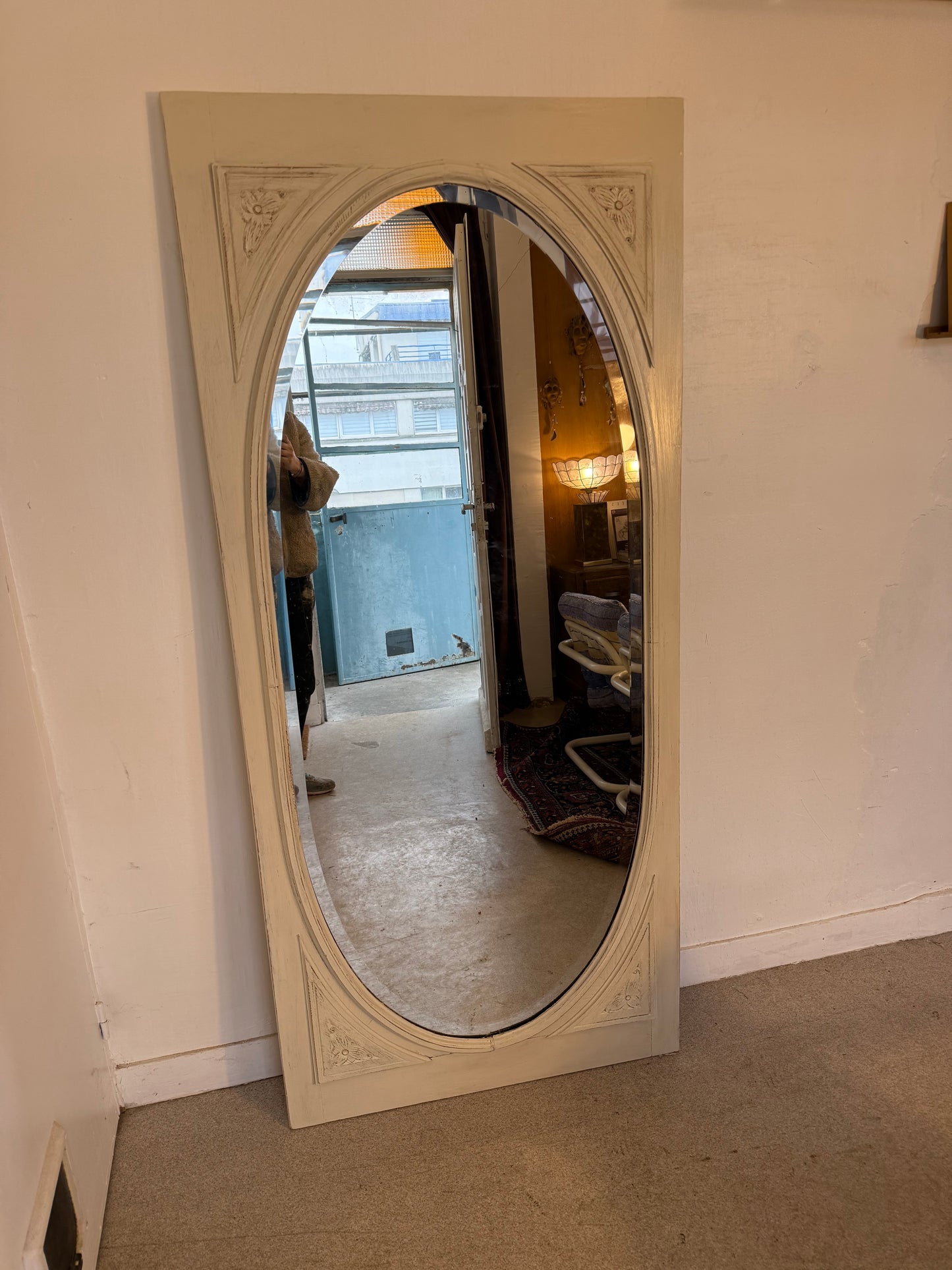 Grand miroir blanc patiné art déco avec sa glace ovale biseautée