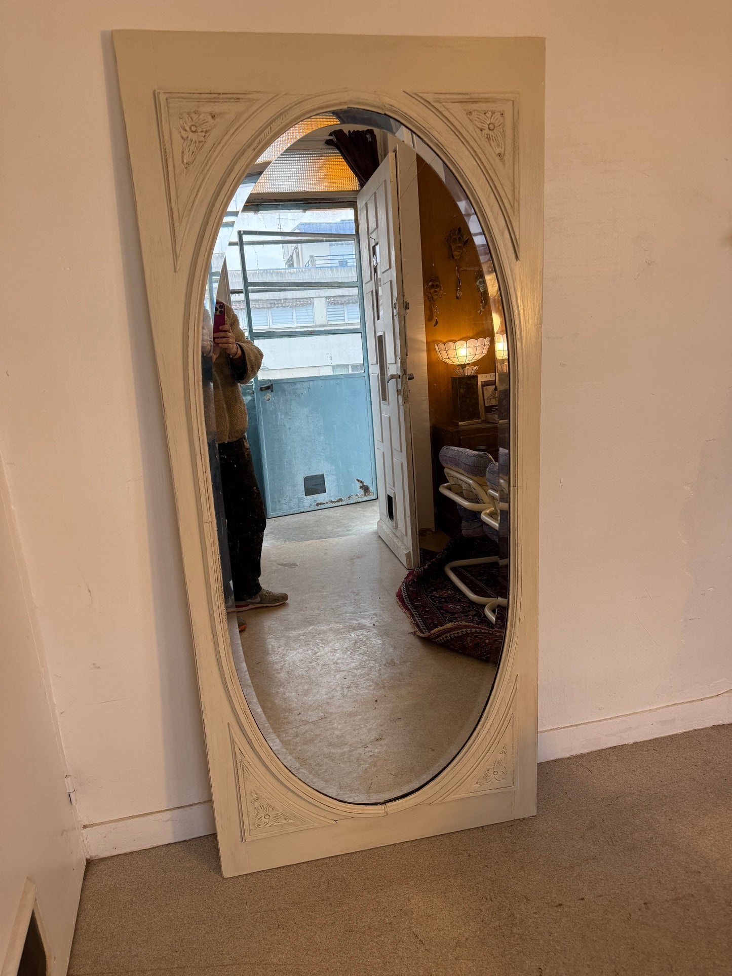 Grand miroir blanc patiné art déco avec sa glace ovale biseautée