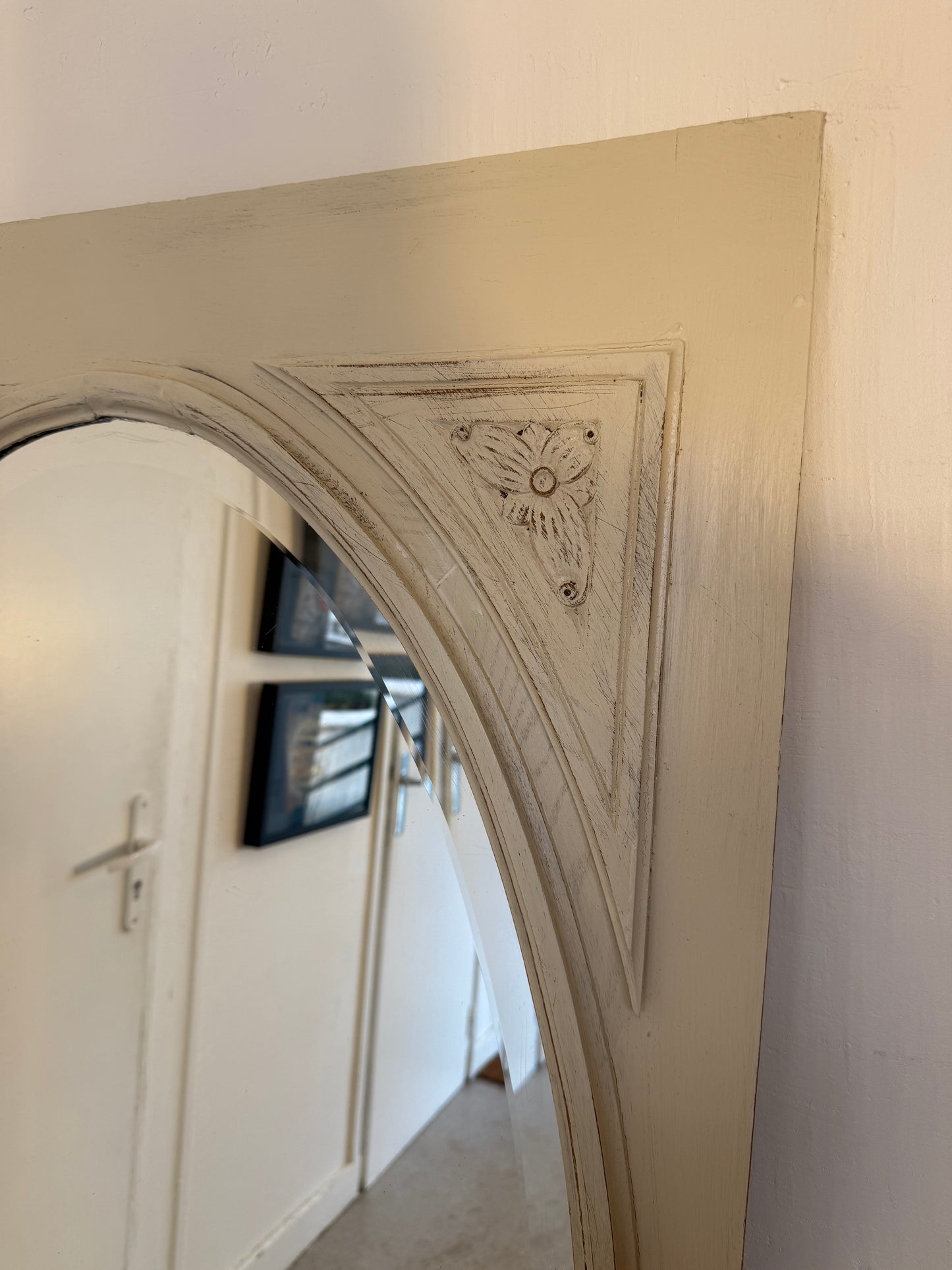 Grand miroir blanc patiné art déco avec sa glace ovale biseautée