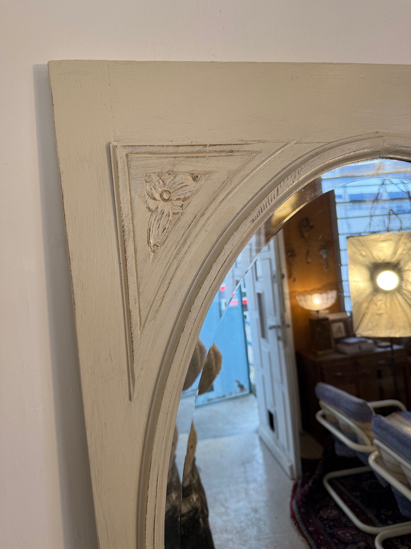 Grand miroir blanc patiné art déco avec sa glace ovale biseautée