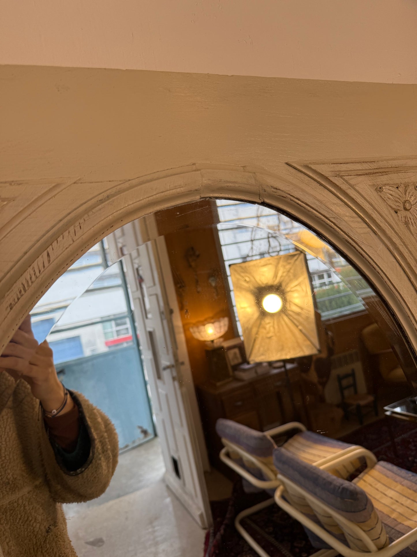 Grand miroir blanc patiné art déco avec sa glace ovale biseautée