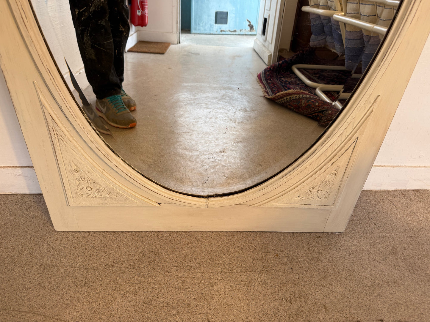 Grand miroir blanc patiné art déco avec sa glace ovale biseautée