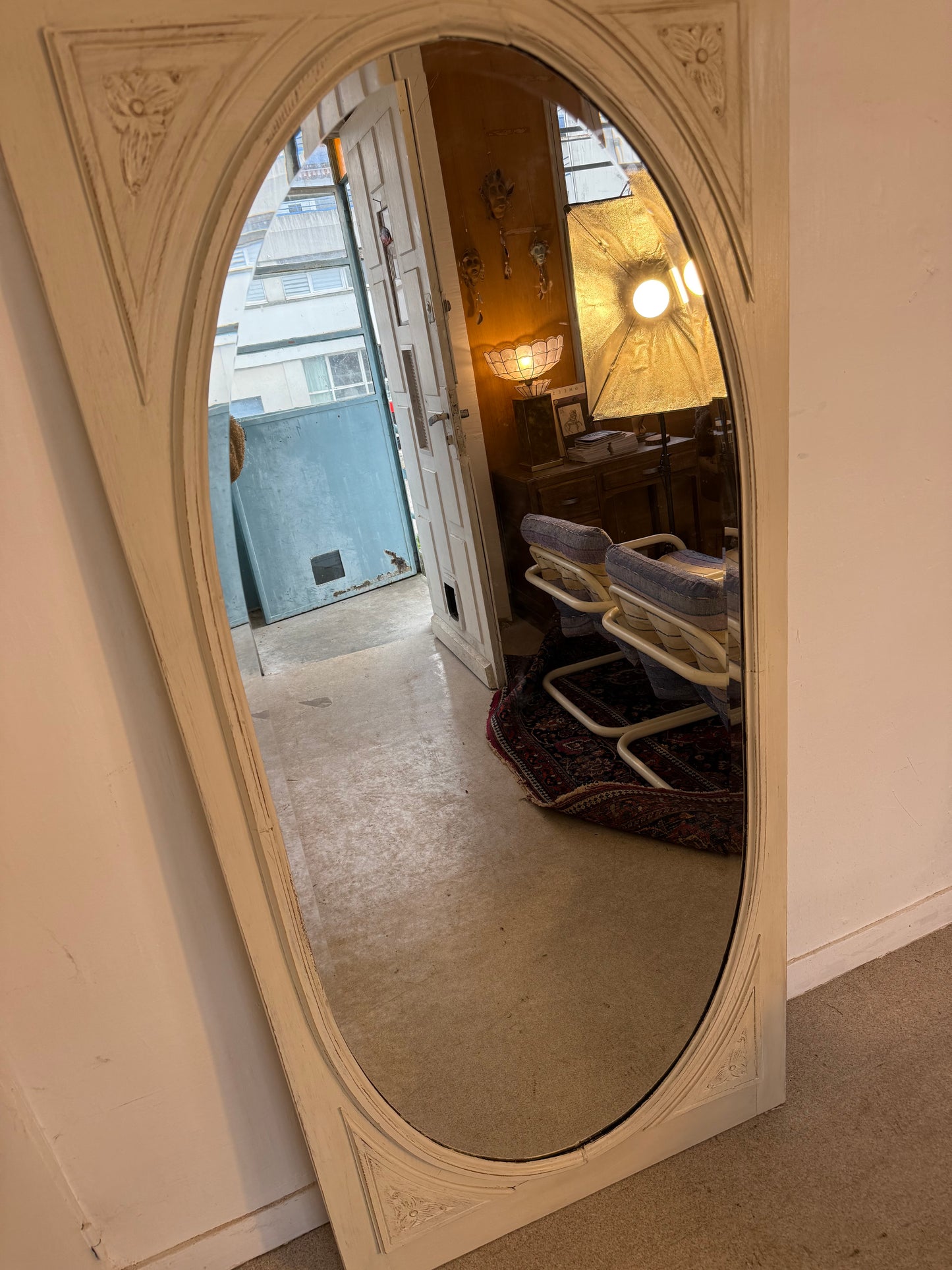 Grand miroir blanc patiné art déco avec sa glace ovale biseautée