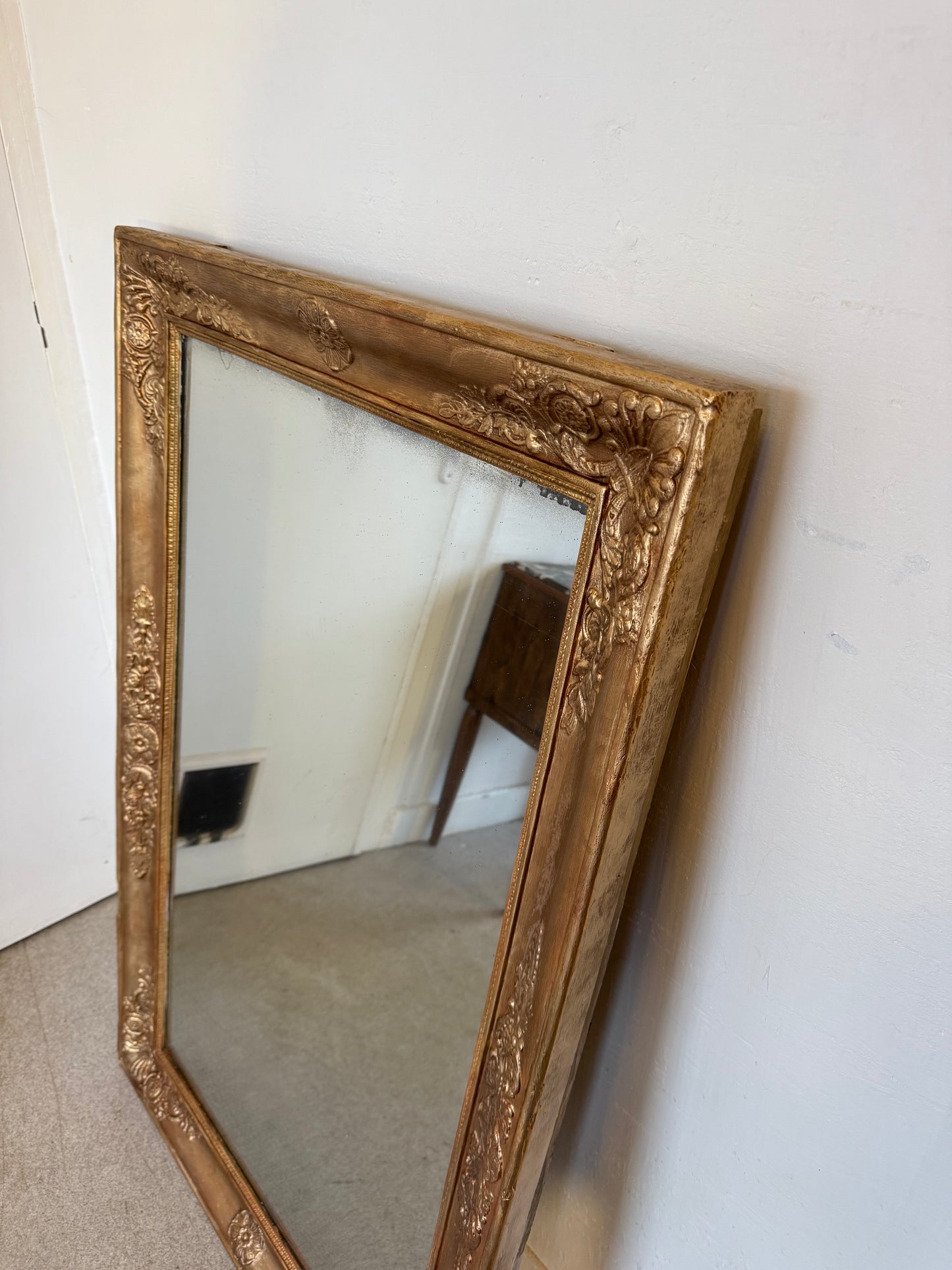Grand miroir rectangulaire doré ancien