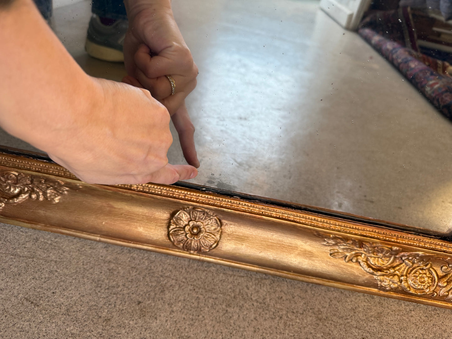 Grand miroir rectangulaire doré ancien